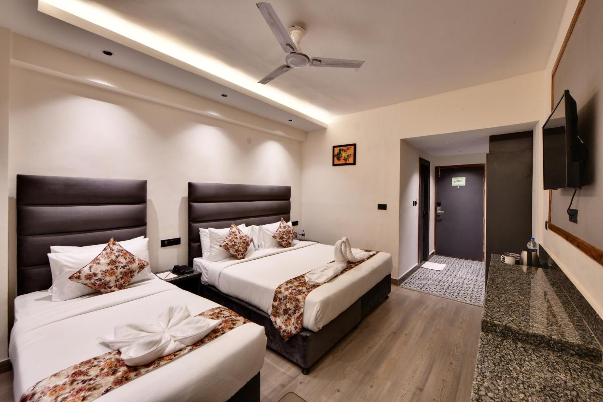 Click Sunburry Hotel Katra Katra  Exteriér fotografie